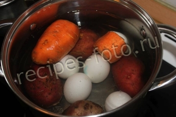 Салат с макаронами и ветчиной