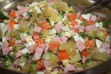 Салат с макаронами и ветчиной
