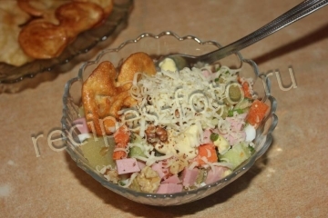 Салат с макаронами и ветчиной