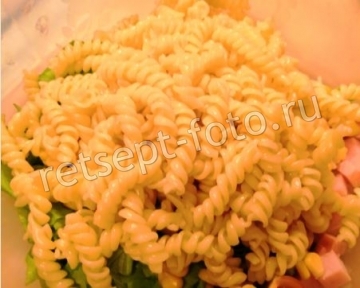 Салат с макаронами, ветчиной и кукурузой