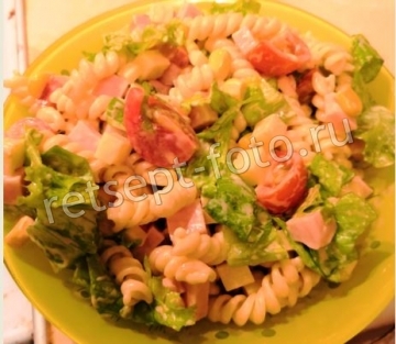 Салат с макаронами, ветчиной и кукурузой
