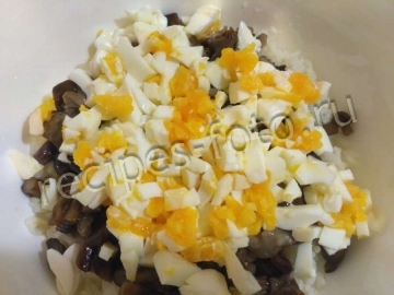 Салат с маринованными грибами и кукурузой