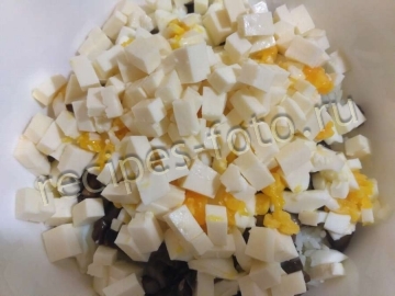Салат с маринованными грибами и кукурузой
