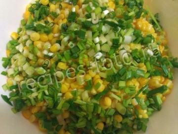 Салат с маринованными грибами и кукурузой
