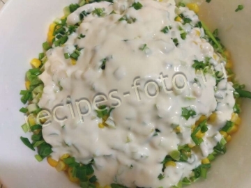 Салат с маринованными грибами и кукурузой