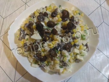 Салат с маринованными грибами и кукурузой