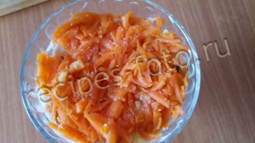 Салат с маринованными грибами и сухариками слоями