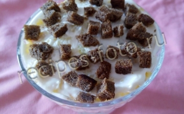 Салат с маринованными грибами и сухариками слоями