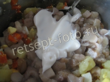 Салат с маринованными маслятами и картошкой