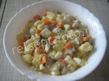 Салат с маринованными маслятами и картошкой