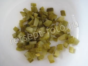 Салат с печенью трески, горошком и солеными огурцами