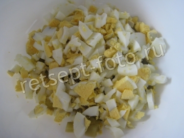Салат с печенью трески, горошком и солеными огурцами