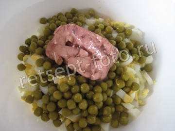 Салат с печенью трески, горошком и солеными огурцами