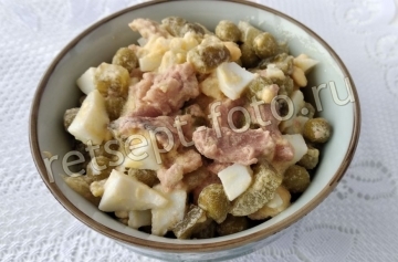Салат с печенью трески, горошком и солеными огурцами