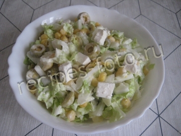 Салат с пекинской капустой и сыром фета или фетакса