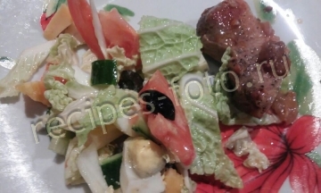 Салат с пекинской капустой, сыром и помидорами