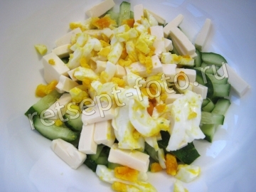 Салат с плавленым сыром яйцом и огурцом,