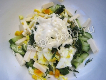 Салат с плавленым сыром яйцом и огурцом,
