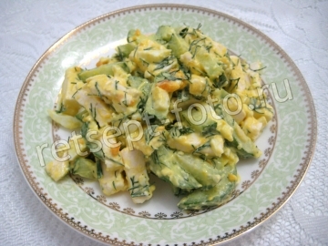 Салат с плавленым сыром яйцом и огурцом,
