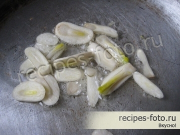 Простой салат с помидорами, яйцами и сухариками