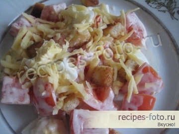 Простой салат с помидорами, яйцами и сухариками