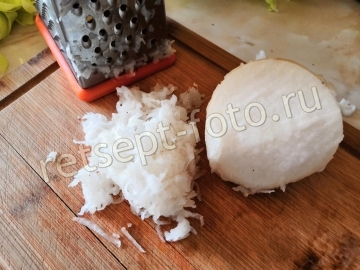 Салат с редькой, капустой и сметаной