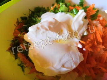 Салат с редькой, капустой и сметаной