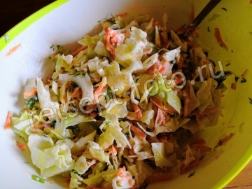 Салат с редькой, капустой и сметаной