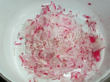 Салат с редиской, огурцом и плавленым сыром