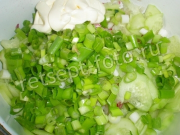 Салат с редиской, огурцом и плавленым сыром