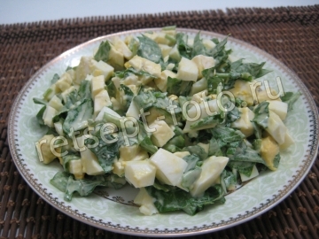 Салат с рукколой и яйцом