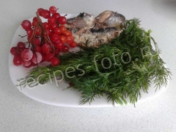 Салат с рыбной консервой и яйцом