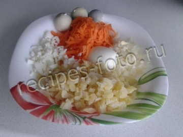 Салат с рыбной консервой и яйцом