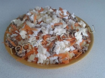 Салат с рыбной консервой и яйцом