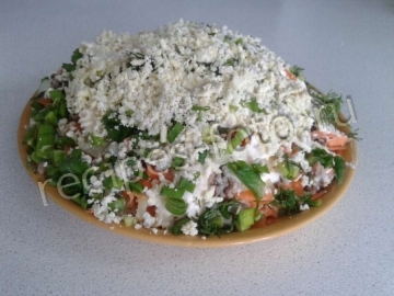 Салат с рыбной консервой и яйцом