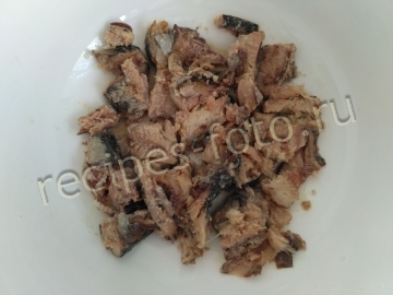 Салат с рыбными консервами и рисом на праздник