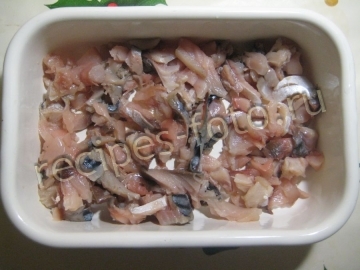 Салат с рыбой, рисом и кукурузой