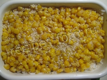Салат с рыбой, рисом и кукурузой