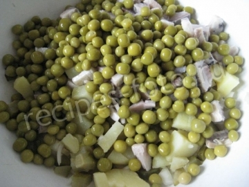 Салат с селедкой, картошкой и горошком