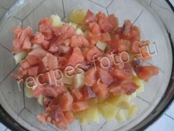 Салат с соленой красной рыбой и сыром Фета на праздник