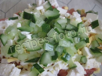 Салат с соленой красной рыбой и сыром Фета на праздник