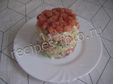 Салат с соленой красной рыбой и сыром Фета на праздник