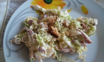 Салат с сухариками и копченой колбасой