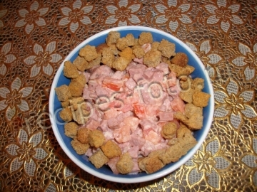 Салат с сухариками и колбасой на скорую руку