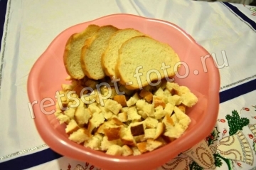 Салат с сухариками, сыром и фасолью