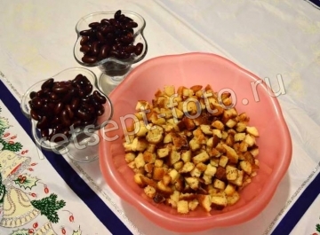 Салат с сухариками, сыром и фасолью