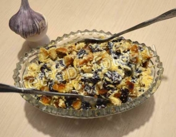 Салат с сухариками, сыром и фасолью
