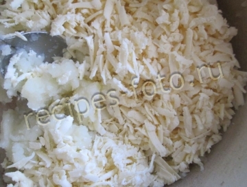 Салат с сыром, чесноком и морковью
