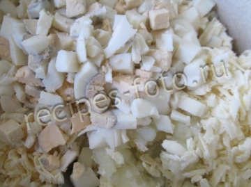 Салат с сыром, чесноком и морковью