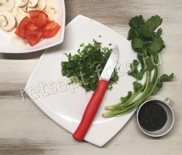 Салат с сырыми шампиньонами и помидорами